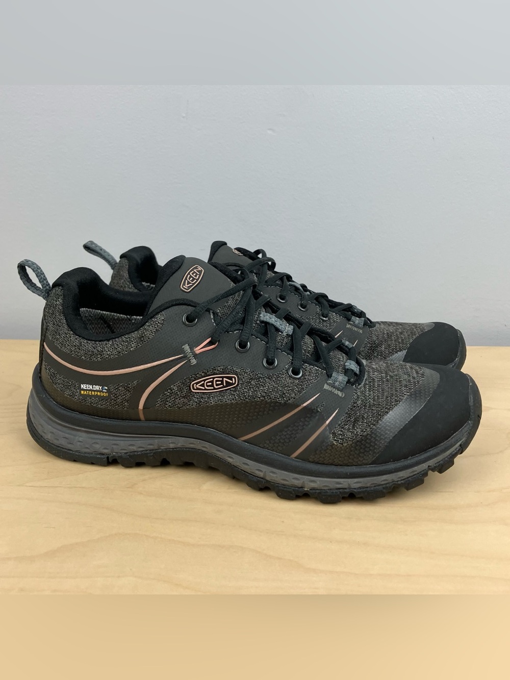 Keen Women’s Size 6.0 Terradora Low Top Waterproof Hiking Trail Shoes Black Gray
